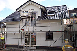 Fertig verputztes Haus, noch eingerüstet